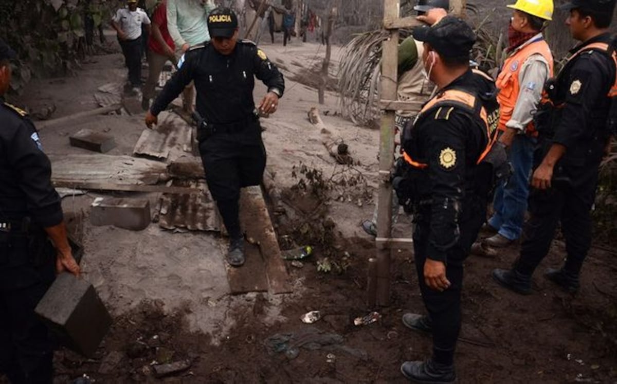 Volcán de Fuego continúa activo con siete explosiones por hora en Guatemala