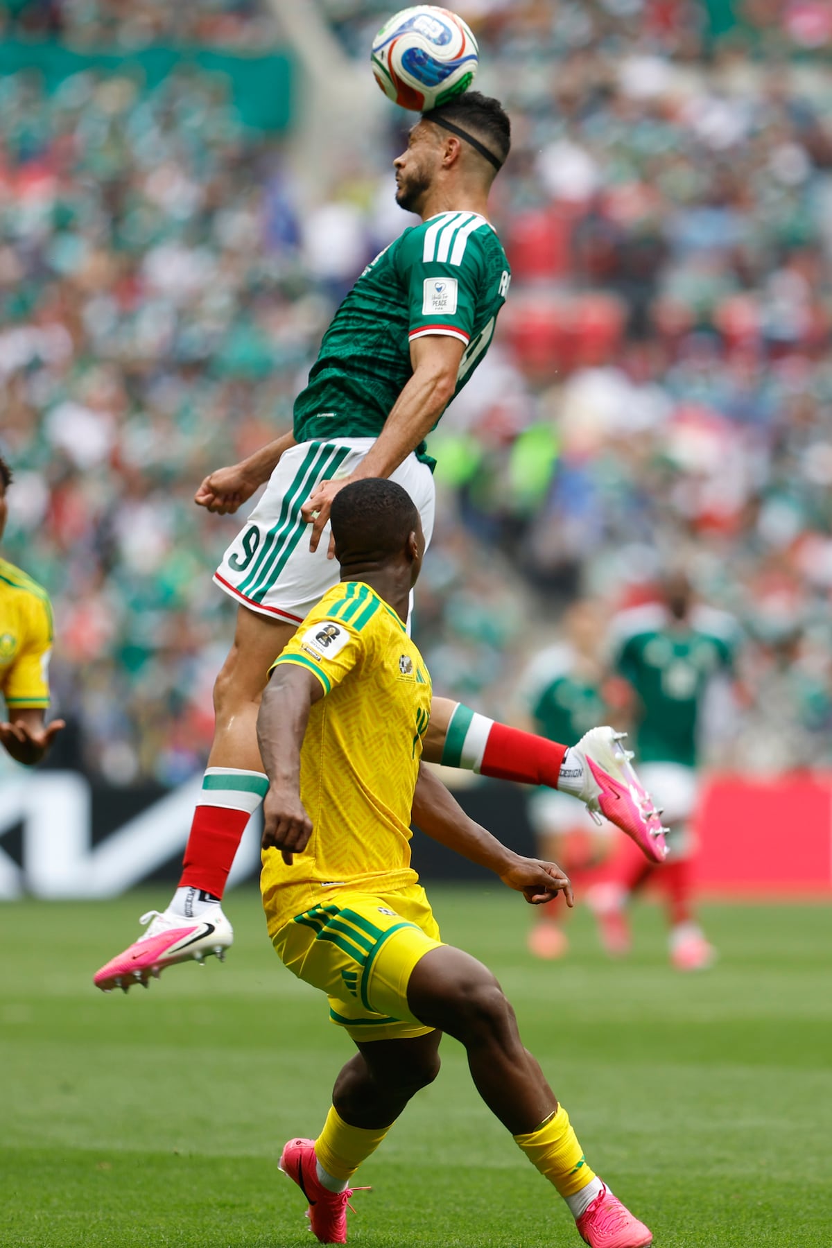 México pega primero y hace rugir al Azteca en el Mundial