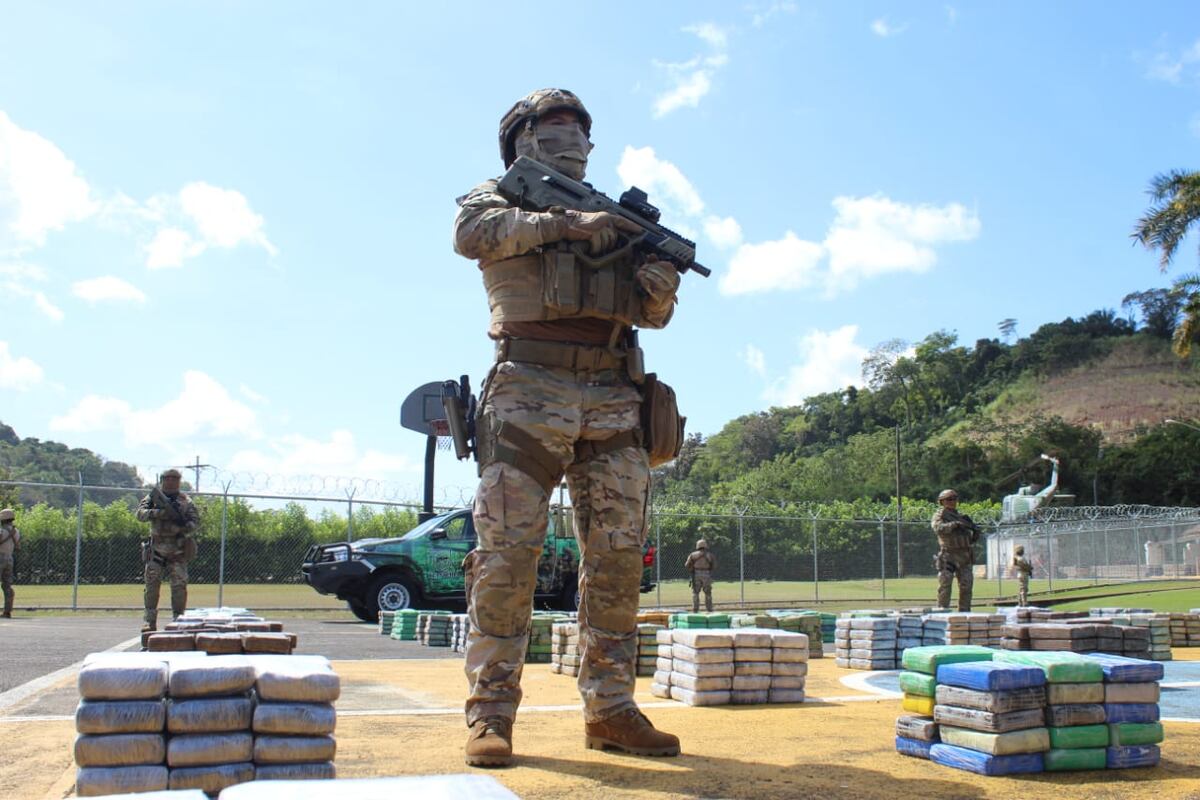 Cuatro aprehendido, tras la incautación de mil 517 paquetes de droga en un puerto