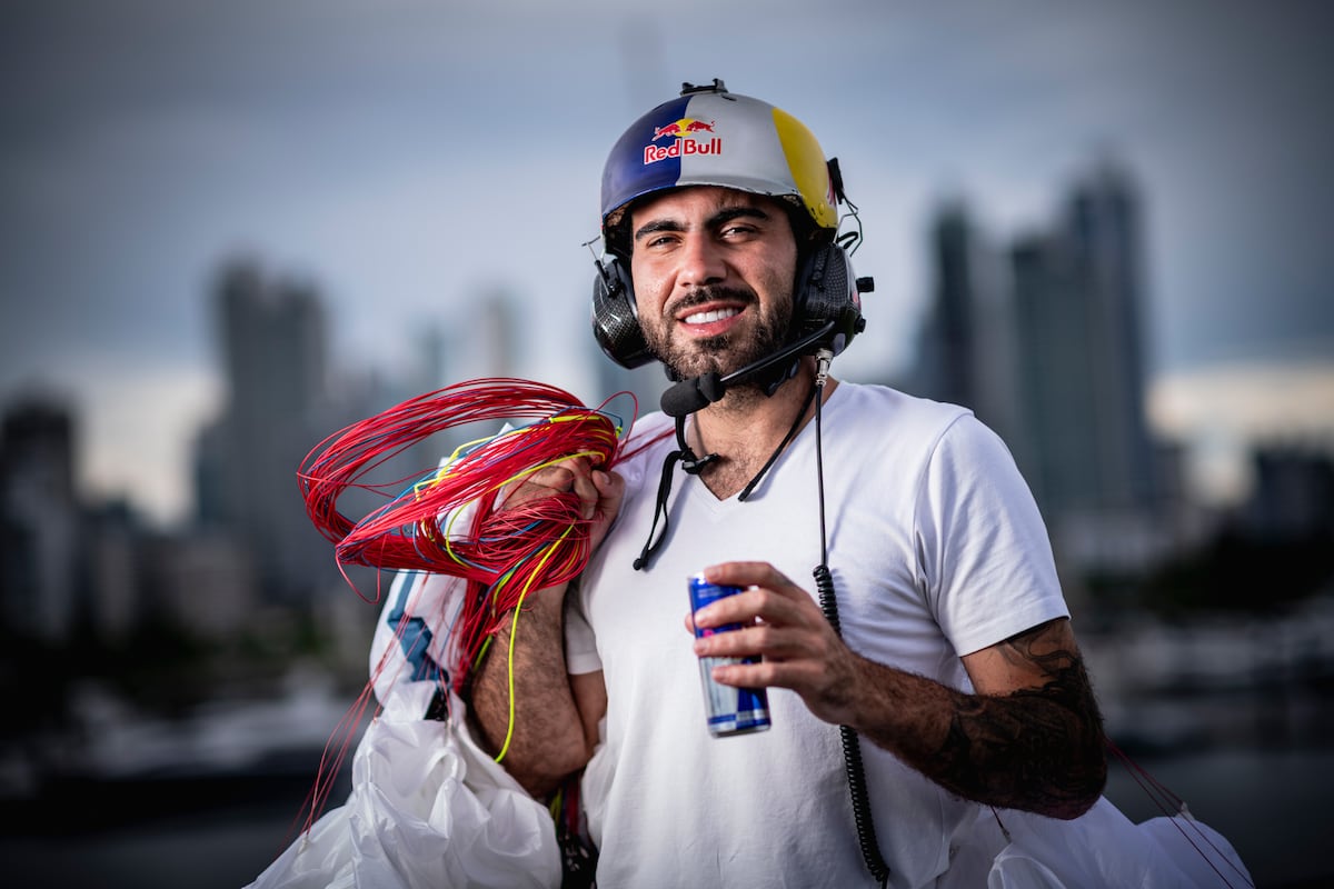 Atleta brasileño sobrevoló la extrema ciudad de Panamá a bordo de su parapente