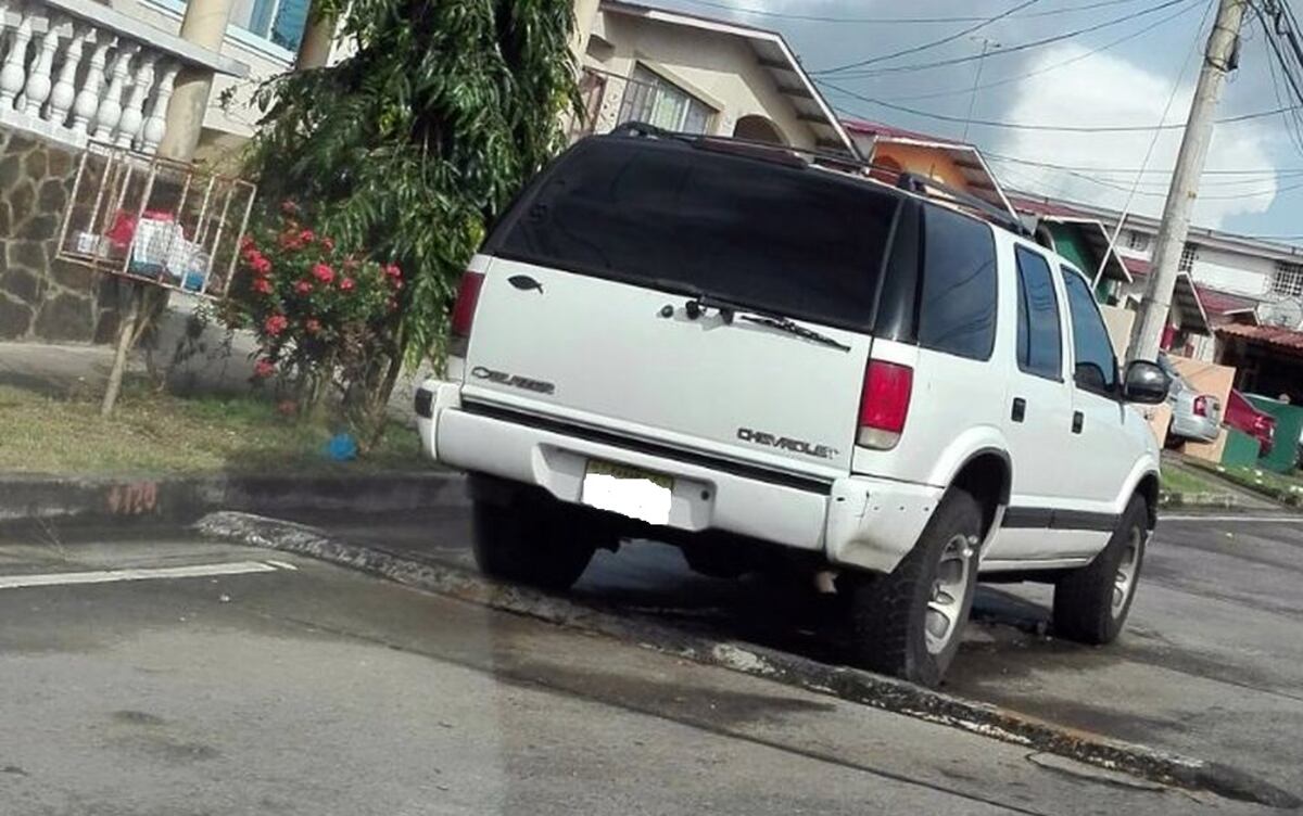 ¡SINVERGÜENZA! Abandona su carro y le hace hasta un policía muerto