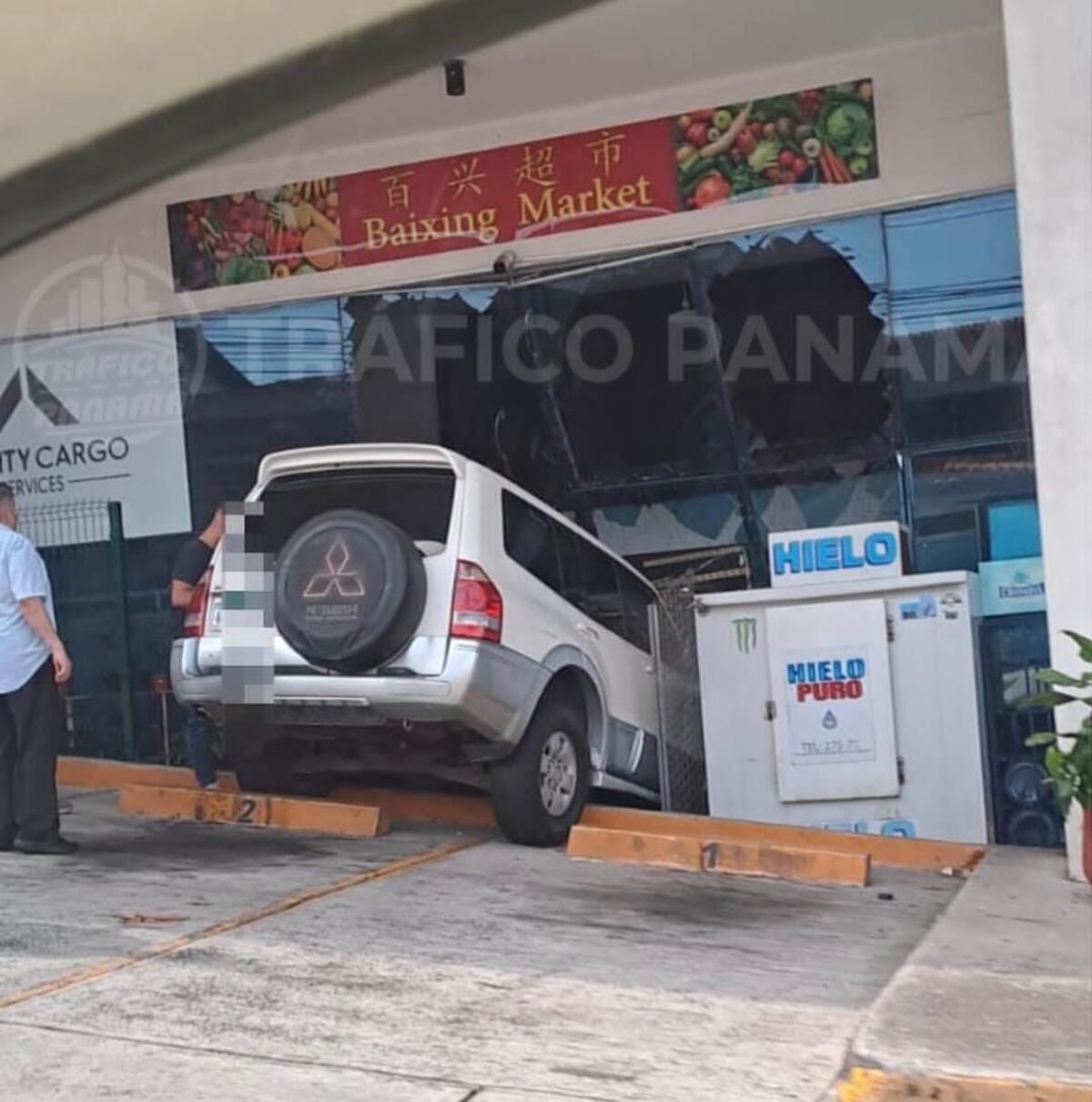 Adulto mayor gringo arrolló a familia de niños y sus padres frente a Migración