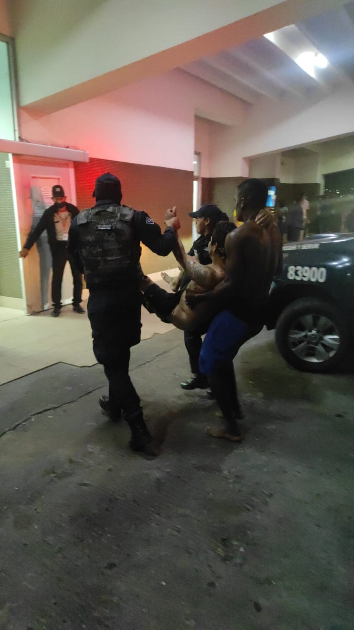 Moribundo y bañado de su propia sangre así llegó  al hospital un hombre que recibió varios tiros