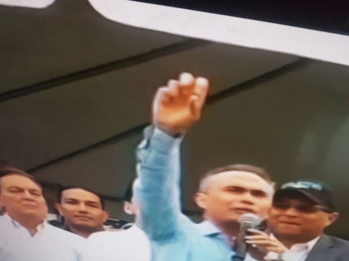 Lo que hace la política.Candidatos en Culto de Unción con pastor Álvarez