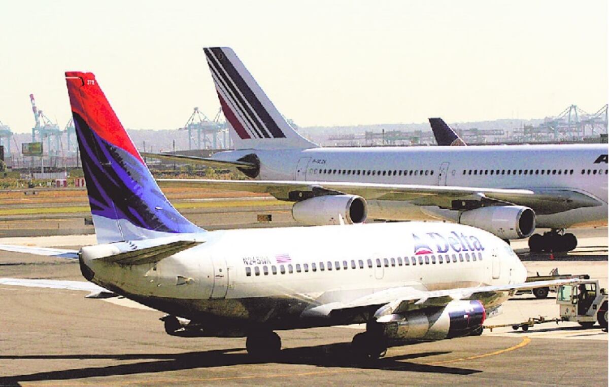 Foto de madre e hija piloteando avión se hace viral