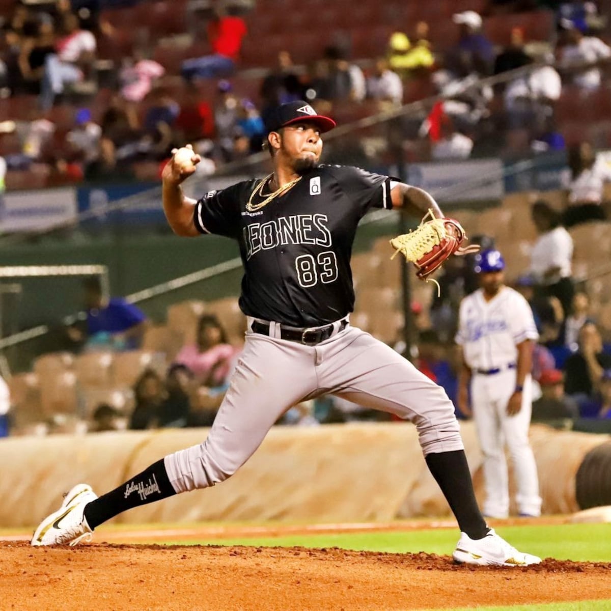 Panameño Humberto Mejía gana su primer juego con los Leones