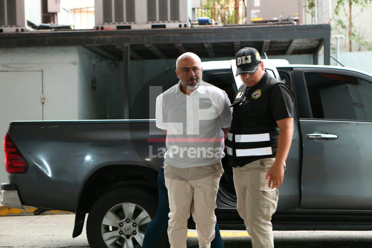 Esposado y sin ocultar su rostro: Noriel Araúz llegó a audiencia por caso de presunto enriquecimiento injustificado