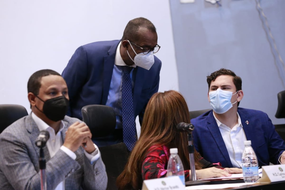 Diputado Vásquez afirmó que un colegio intentó obligar a su madre a firmar un pagaré en blanco