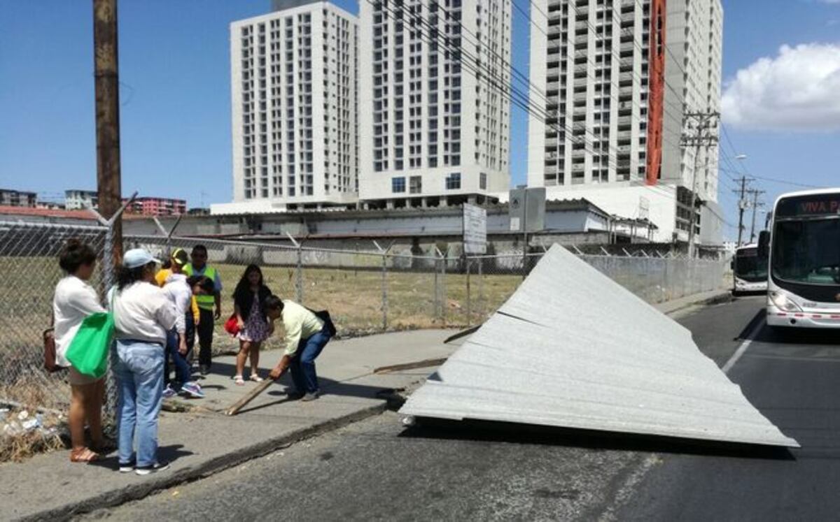 AY, POR DIOS! Parada se desploma mientras esperaban el bus | VIDEO