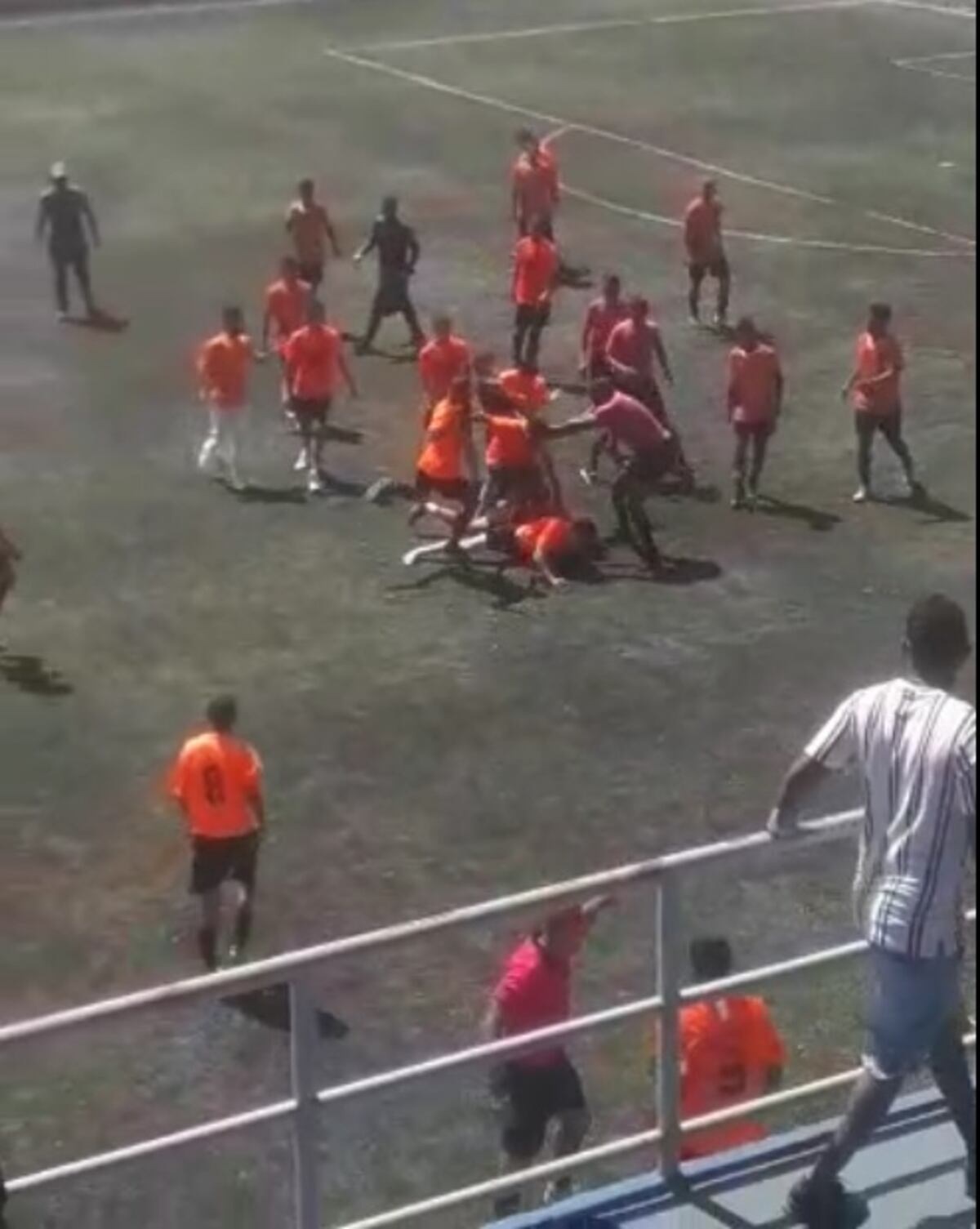 Se formó el despelote. Aficionados fueron por fútbol y presenciaron boxeo y hasta lucha. Video