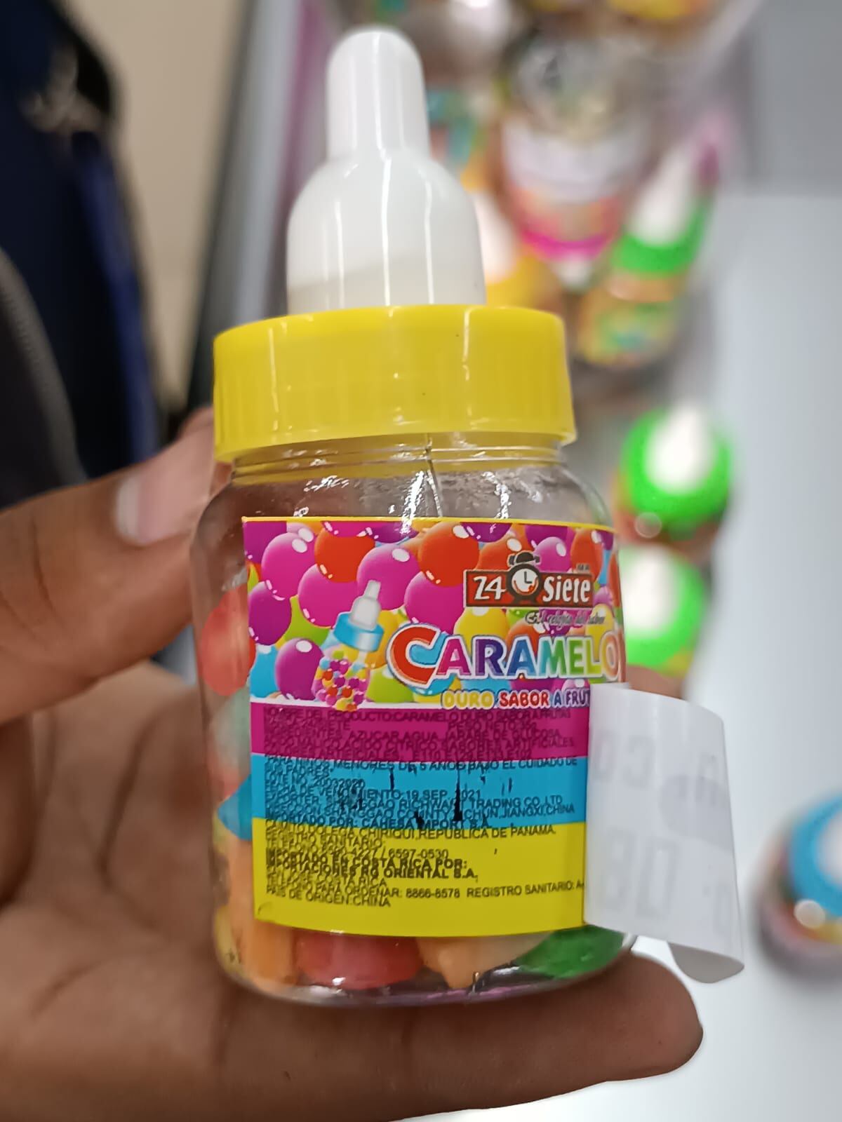 Acodeco descubre golosinas vencidas con fechas alteradas