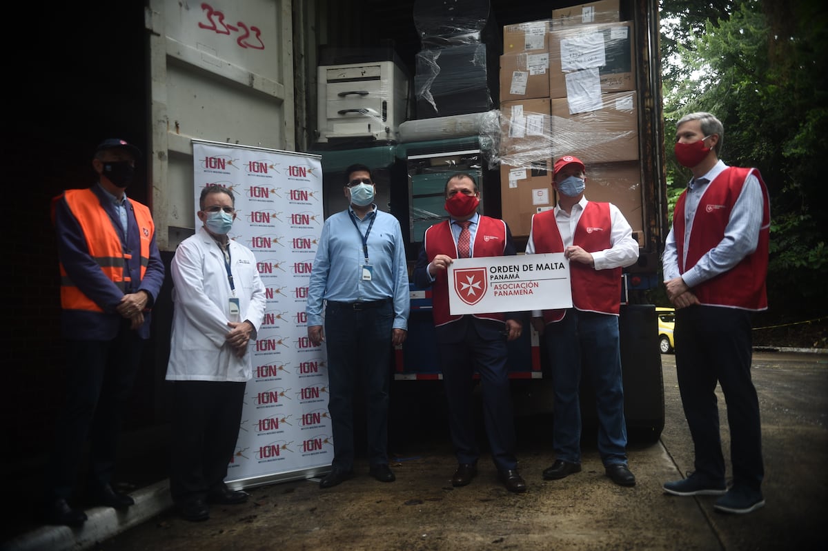 Entregan ayuda. Orden de Malta en Panamá dona contendedor con insumos médicos al ION