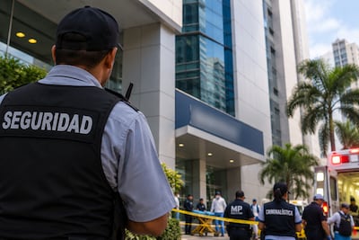 Investigación: Pidió permiso para ir al baño, le entregó su arma y su teléfono a su supervisor antes de subir al quinto piso del banco
