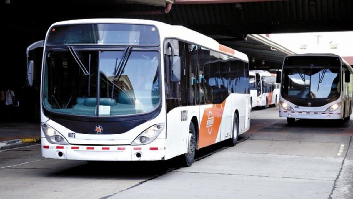 Descontrol. Cinco metrobuses fueron vandalizados en Chilibre | Video