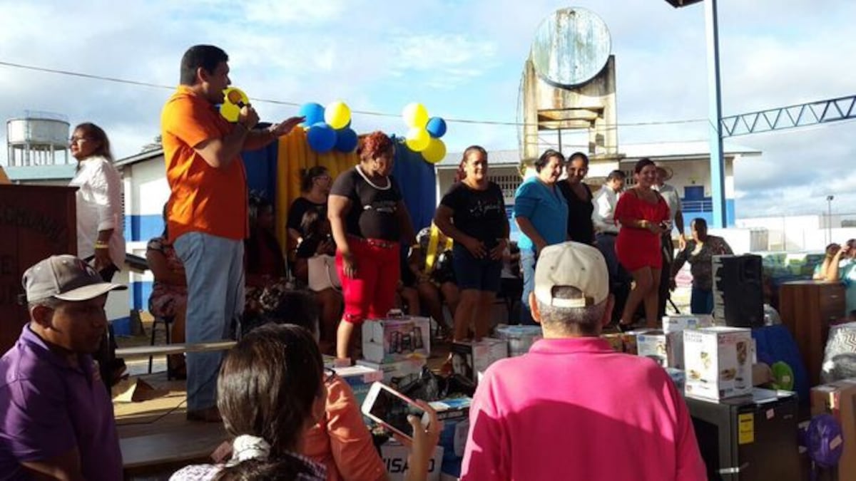 ¡FILTRAN VIDEO DE OTRO DIPUTADO!El honorable le mete al 'perreo' en plena tarima