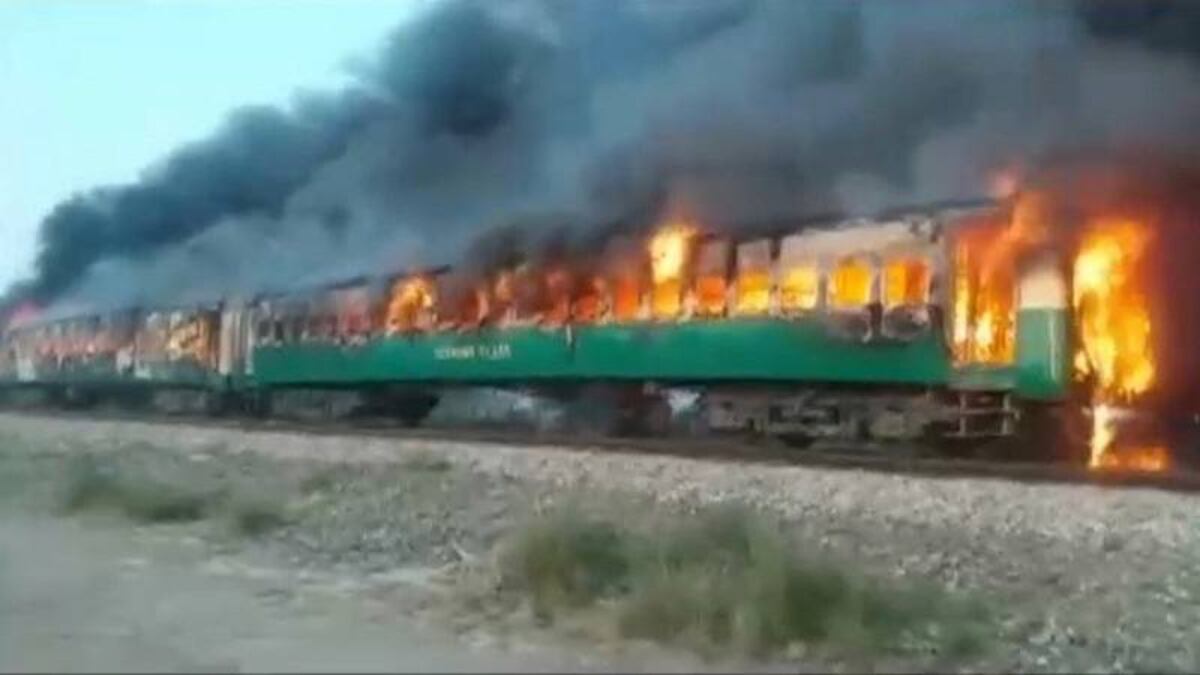 Al menos 73 muertos por un incendio en un tren en Pakistán| Video