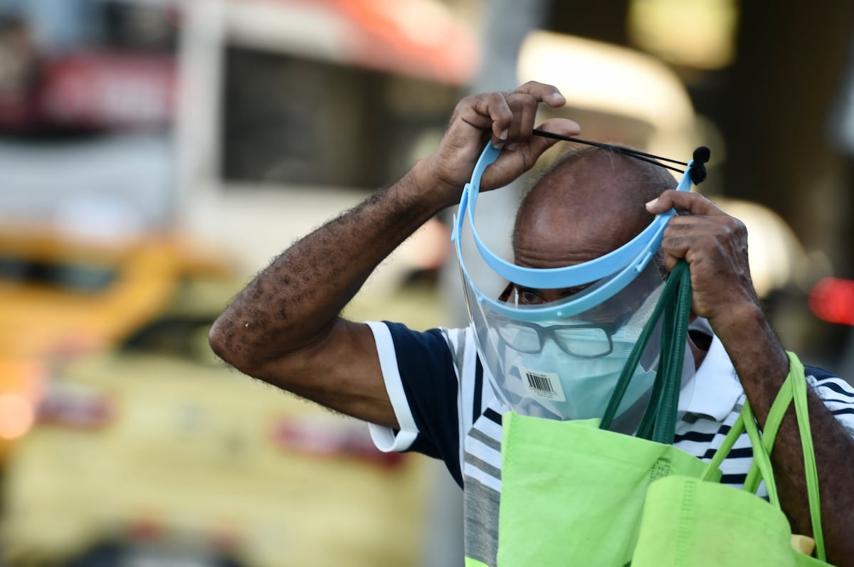 Cuidado. Contra la variante Delta es importante usar la mascarilla bien apretada, que marque la cara. Explican por qué