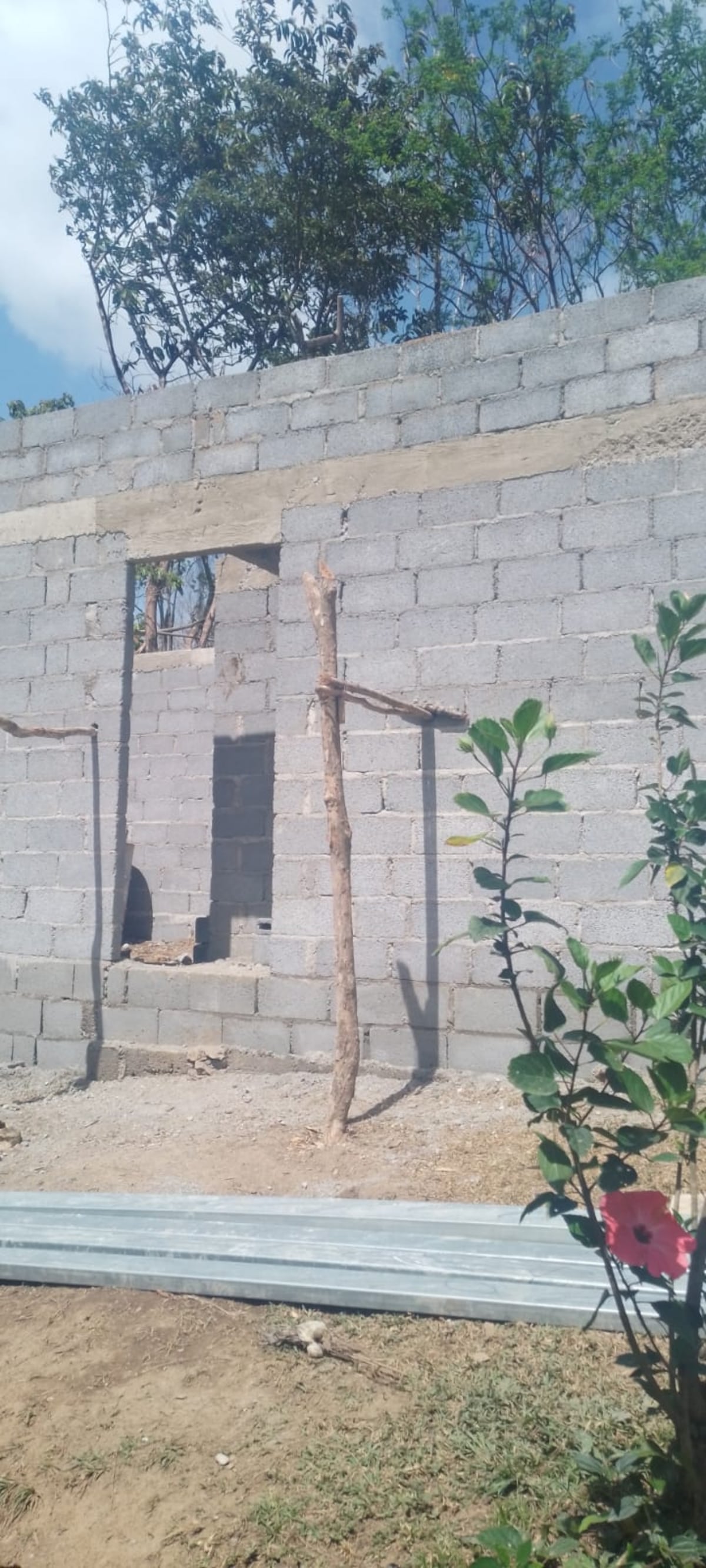 Vecinos se unen para construirle una casa a una pareja de campesinos en Chitra