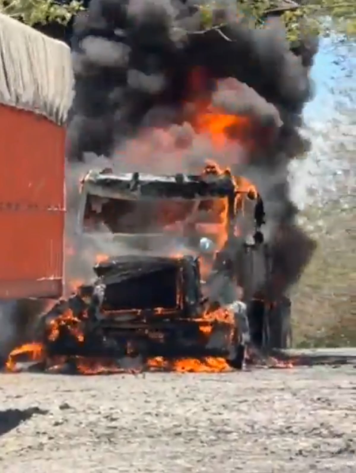 Fuego consume un camión articulado en La Peña, Veraguas