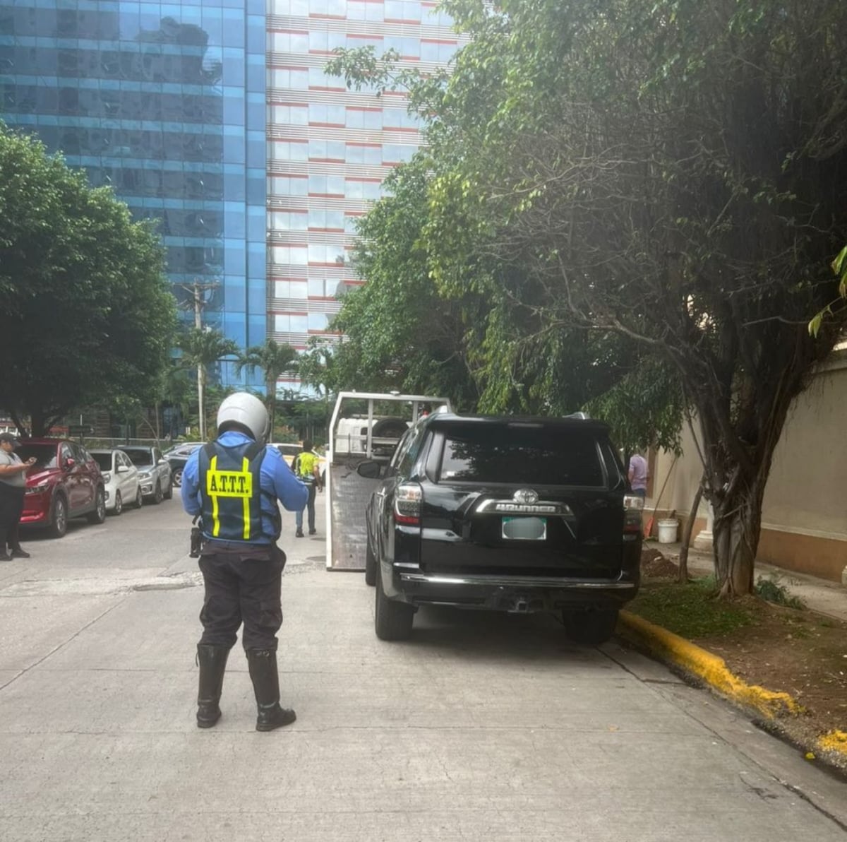 ATTT refuerza control contra vehículos mal estacionados en la capital