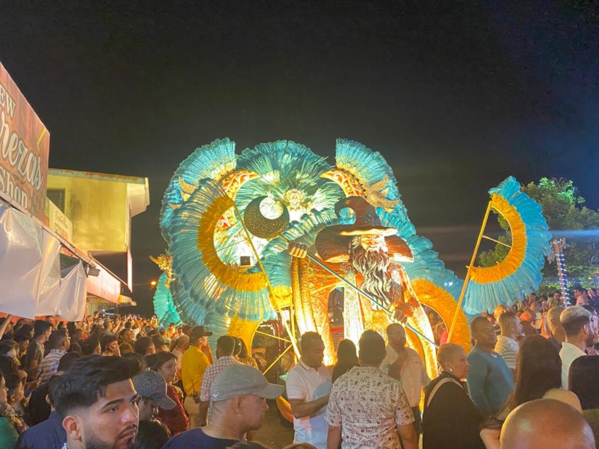 Año Nuevo en Las Tablas: Carnaval adelantado y deslumbrantes carros alegóricos marcan el inicio del 2024