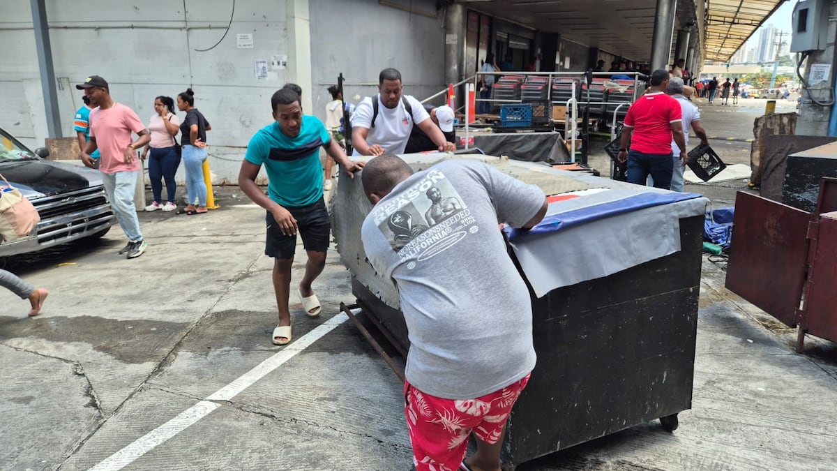 ‘Nos quitaron el pan de la boca, nos tiraron como perros a la calle, el pueblo está triste’: desalojan a buhoneros en San Miguelito antes de Navidad