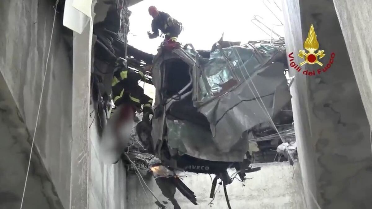 Bomberos rescatan a una persona que quedó colgada del puente de Génova