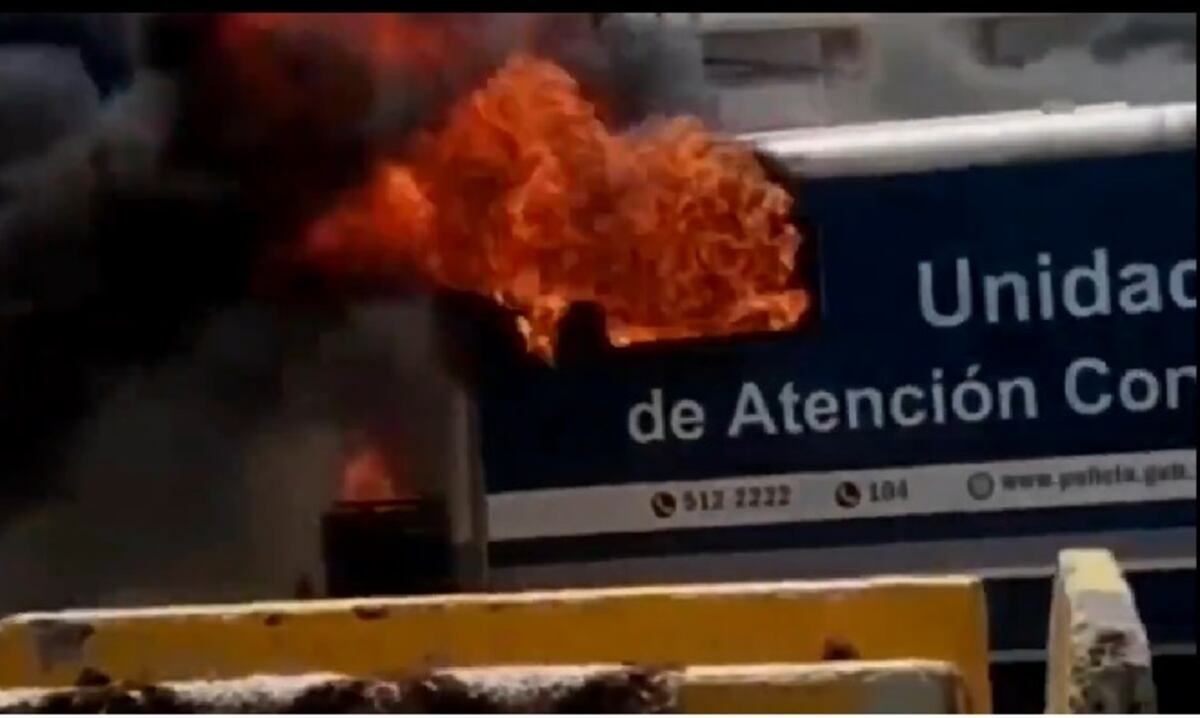 ¡Buscan lo que está quieto! Colonenses prenden camión de la Policía Nacional