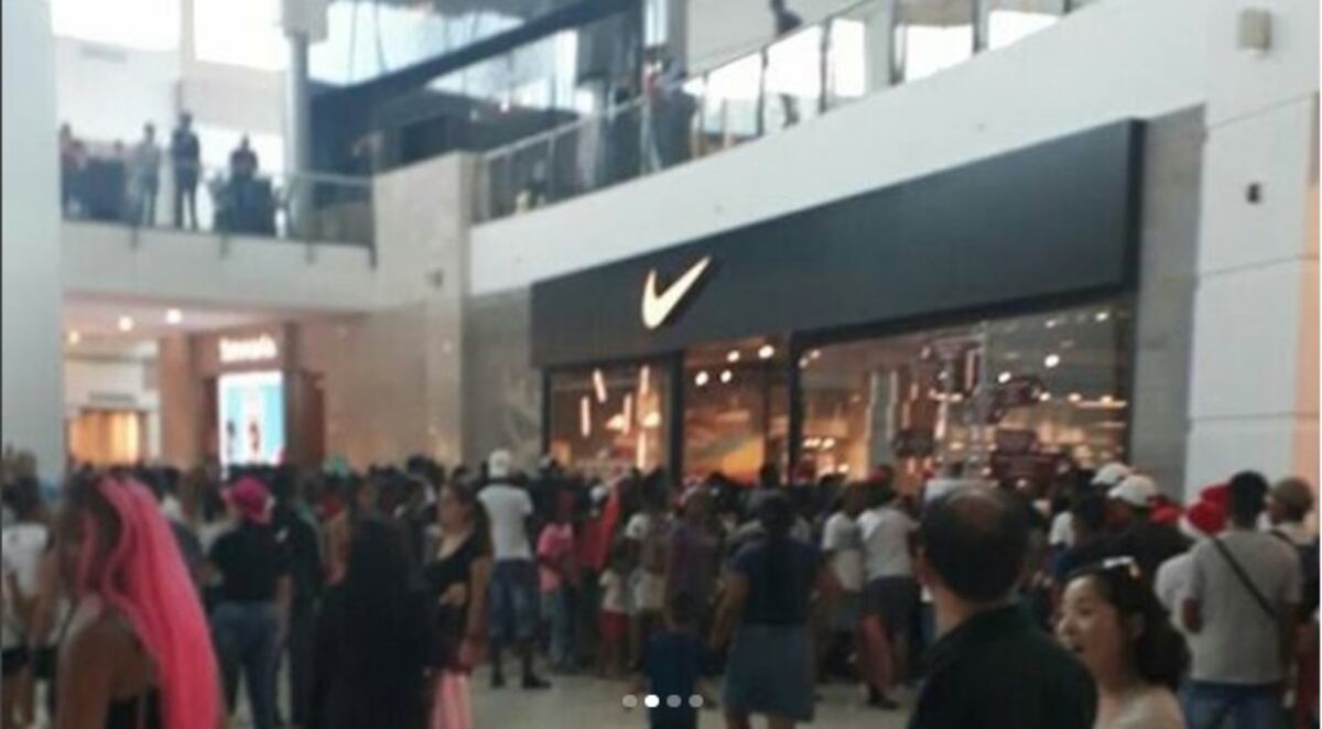 Multitud acude a Multiplaza en busca de zapatillas que regalaría el 'presi'