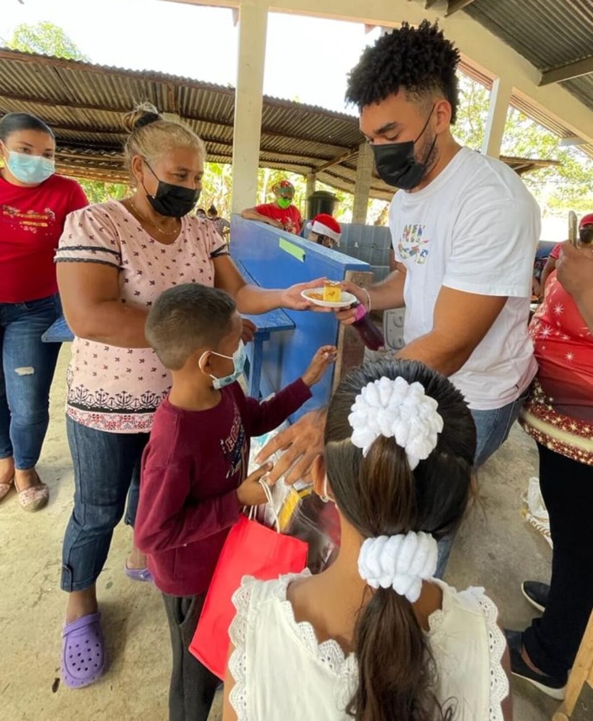 ‘Leo’ Bernal le hizo el Día de Reyes a los niños de El Espino de Santa Rosa