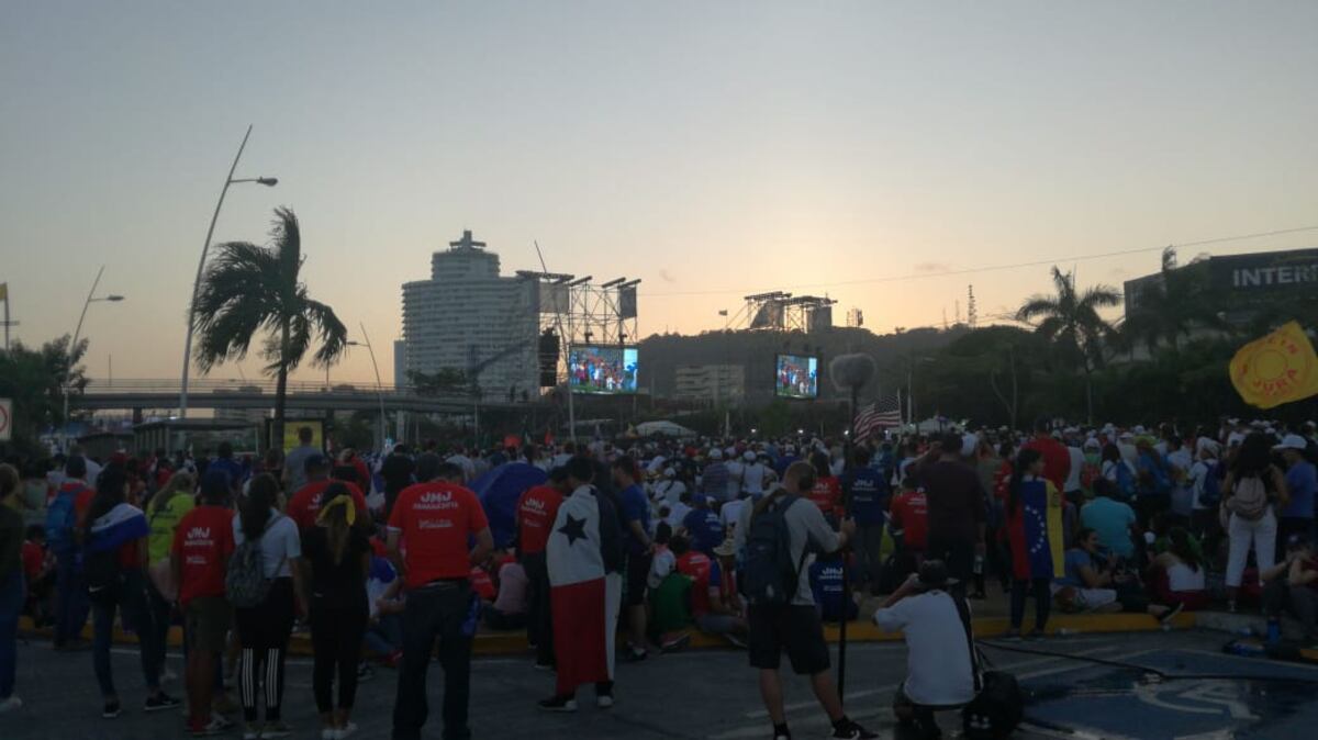 Vía Crucis actualizado, con realidades mundiales y mensaje de solidaridad 