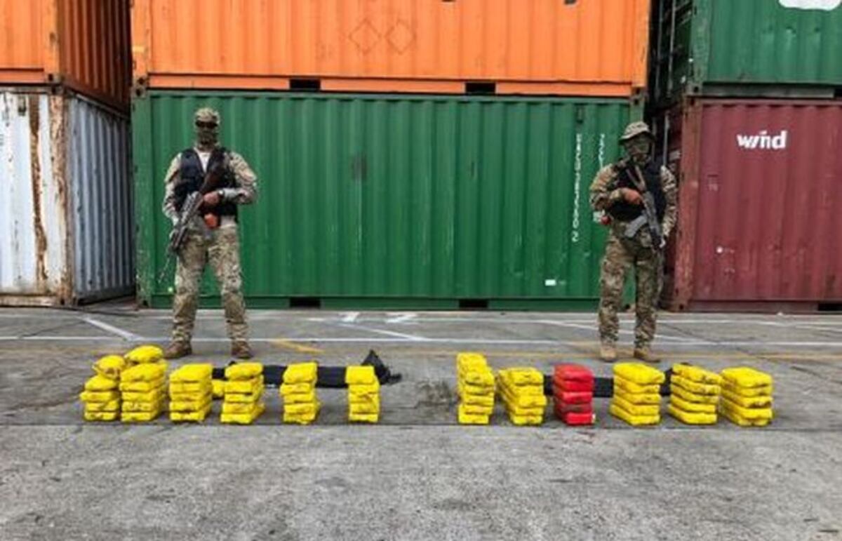 Decomisan 76 paquetes de droga sumergidos en la toma de agua de buque en Colón