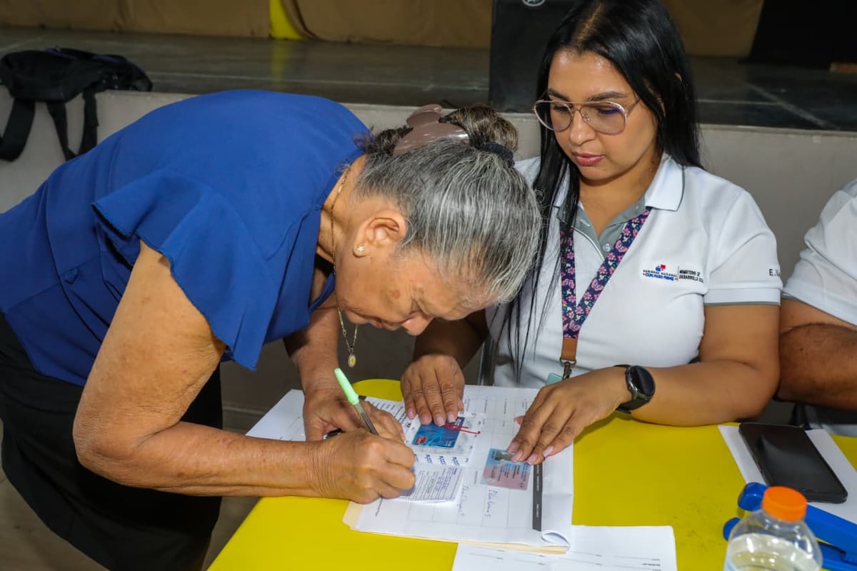 Más de mil 800 panameños reciben por fin su Tarjeta Clave Social en 2025