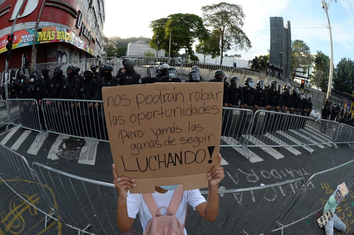 Editorial. La única forma de ganar esta guerra es que el virus se rinda solo porque hasta ahora sobran las víctimas y la improvisación