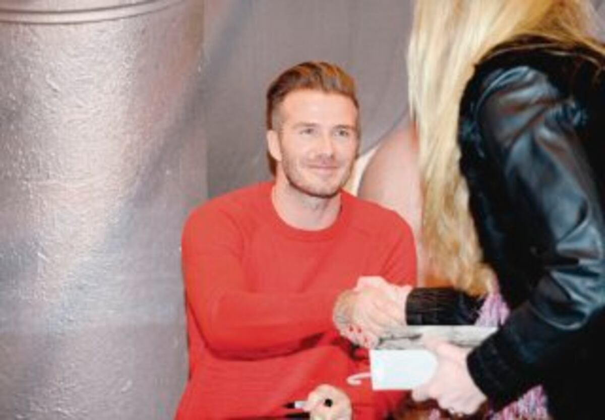 David Beckham subasta la oportunidad de retarlo en un partido