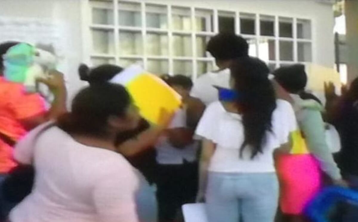 Ánimos caldeados. Durmieron fuera de la escuela por un cupo en Pacora 