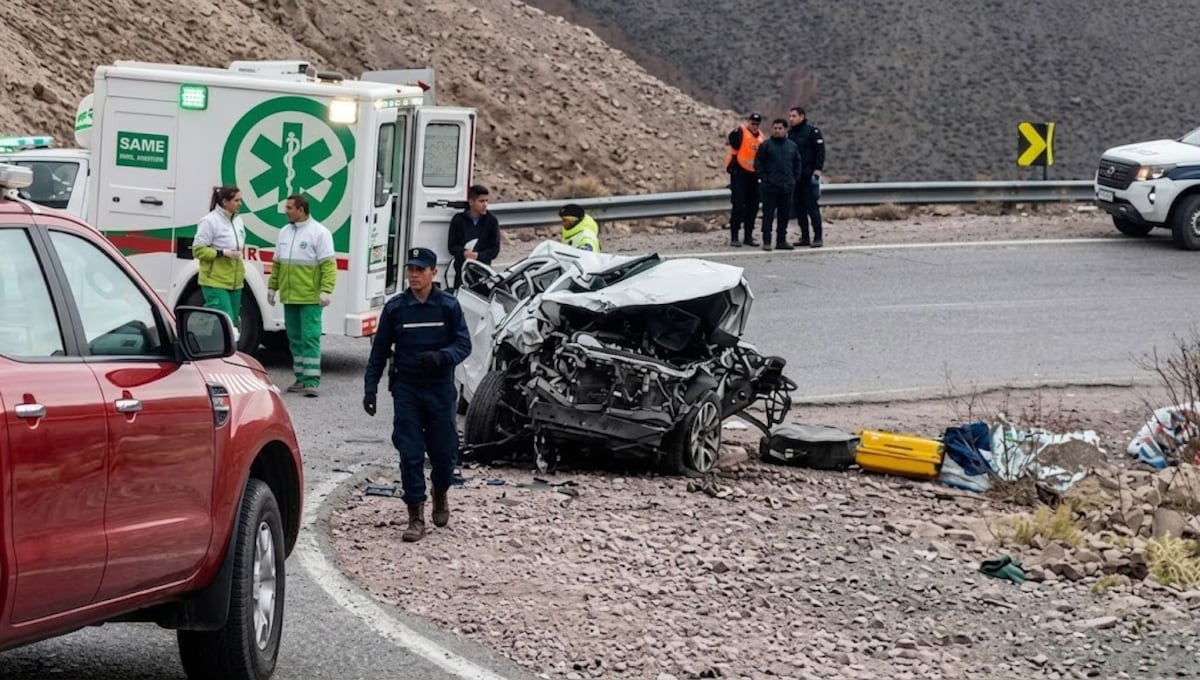 Paseo termina en tragedia tras caída de 80 metros