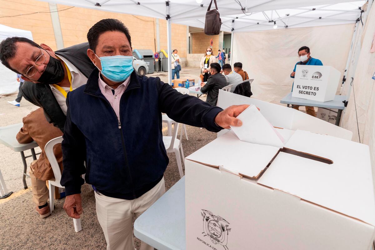 Ecuador elige presidente en cerrado duelo entre izquierda y derecha