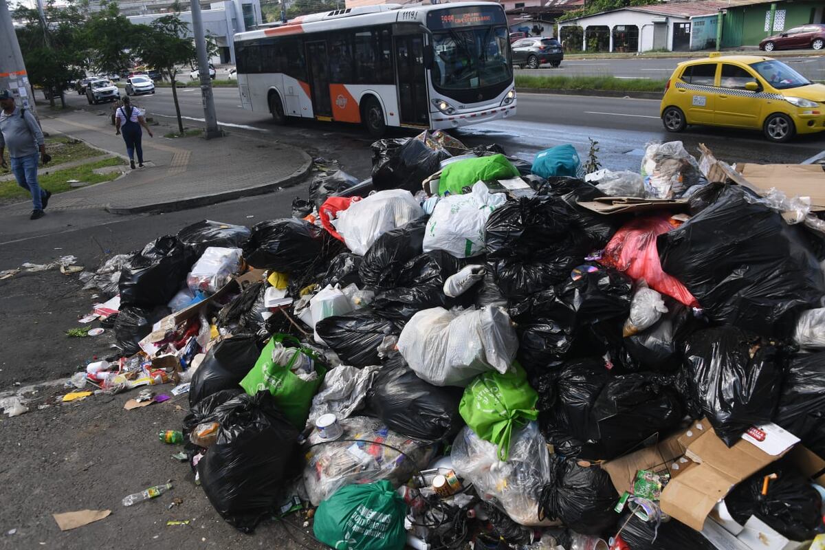 Qué porquería. Entre ‘buco’ de basura celebran Día de las Madres en San Miguelito. +Fotos