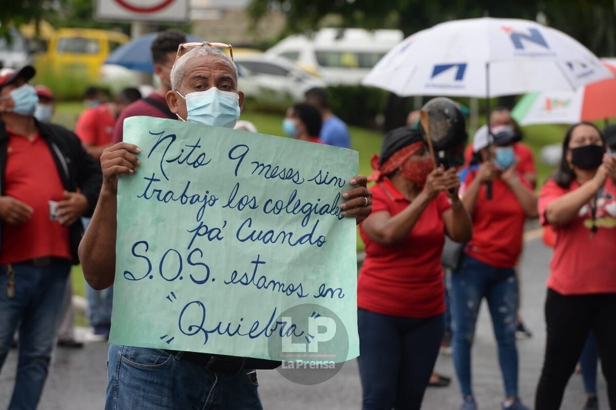 Piden ayuda al Gobierno. Conductores de buses colegiales realizan protesta en la Cinta Costera