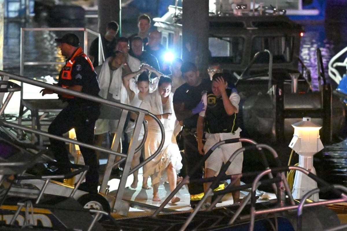 Bebé muere al volcar lancha en Nueva York