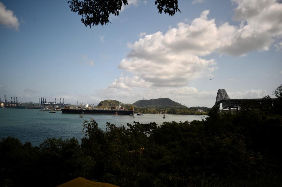 Autoridad Marítima de Panamá iniciará investigación tras el incendio de un buque portacontenedores en el Canal de Panamá