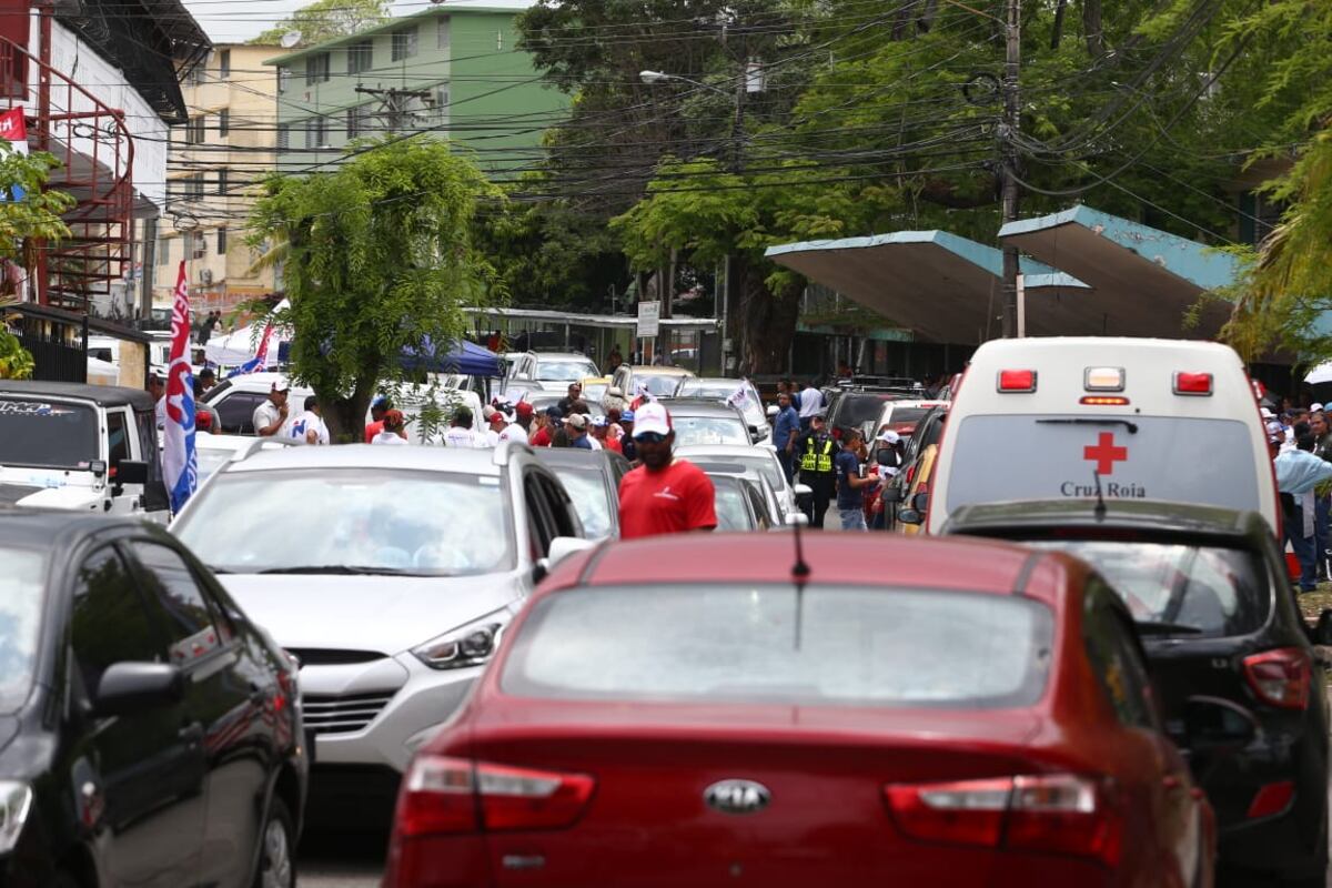Tranque cerca de los centros de votación. Panameños caminan para llegar a tiempo a ejercer su derecho