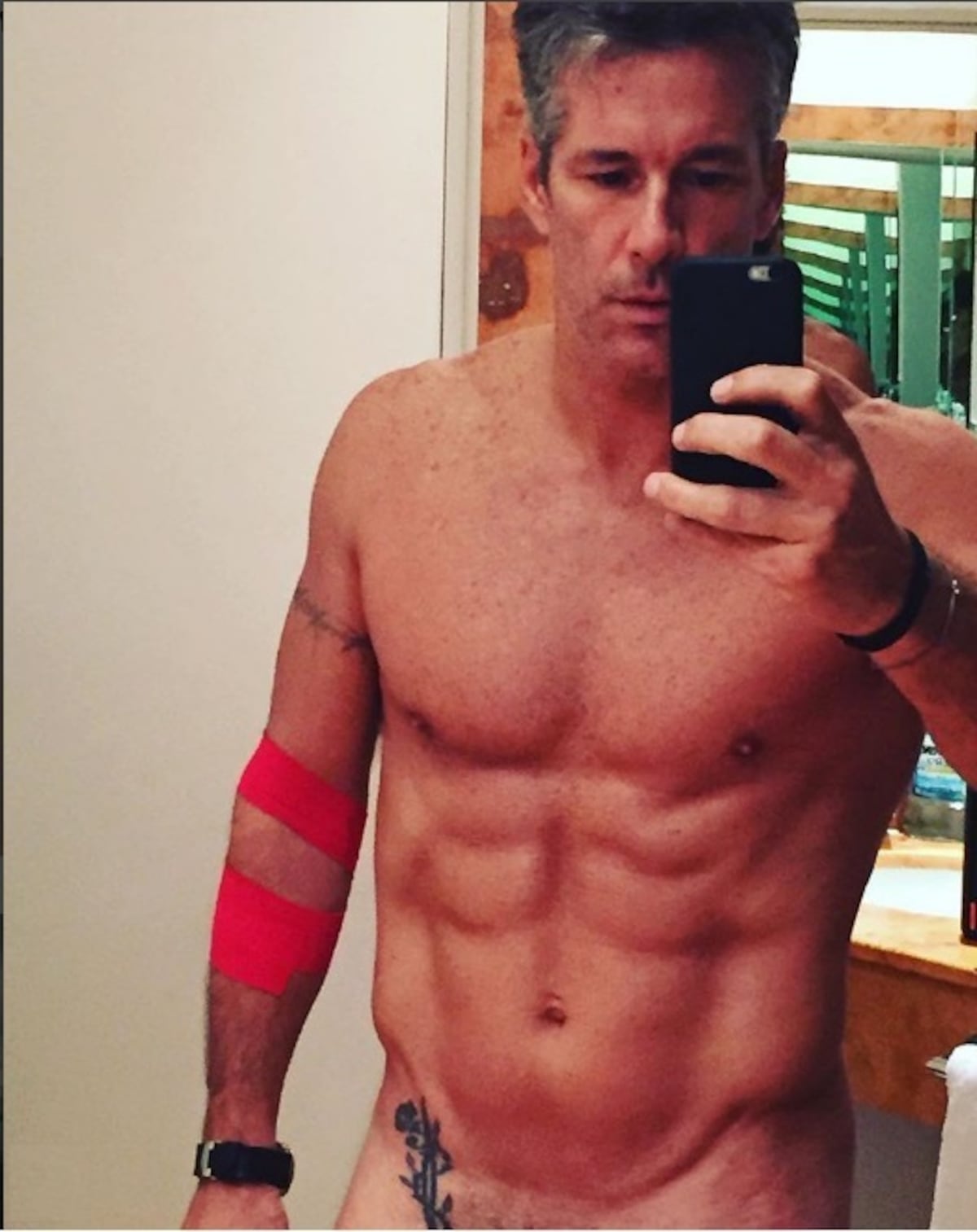 El veterano actor venezolano Fernando Carrillo enseña demás en las redes