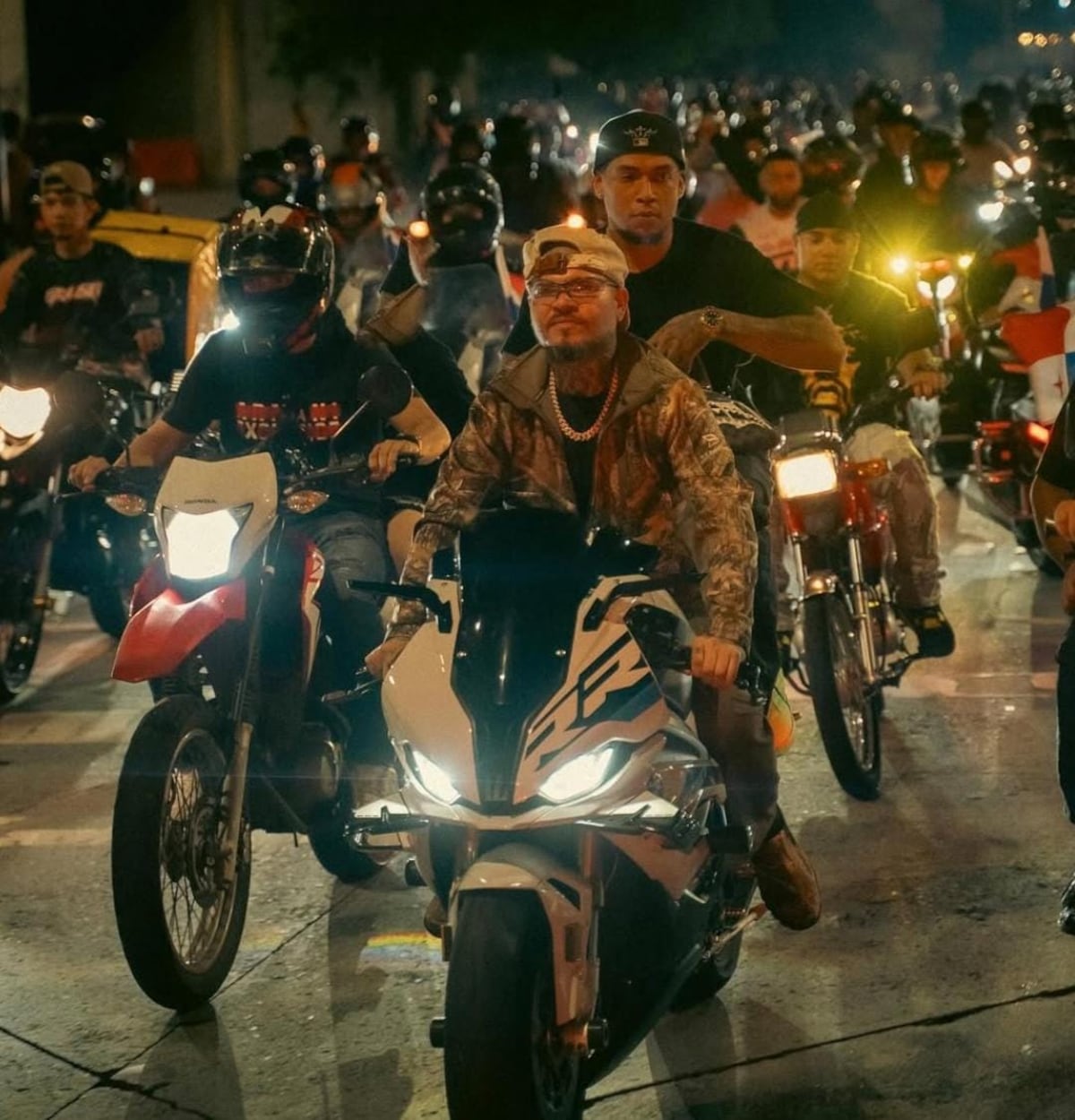 ¡Run run encendido! Farruko arma show gratis, motos y hasta grabación con Boza