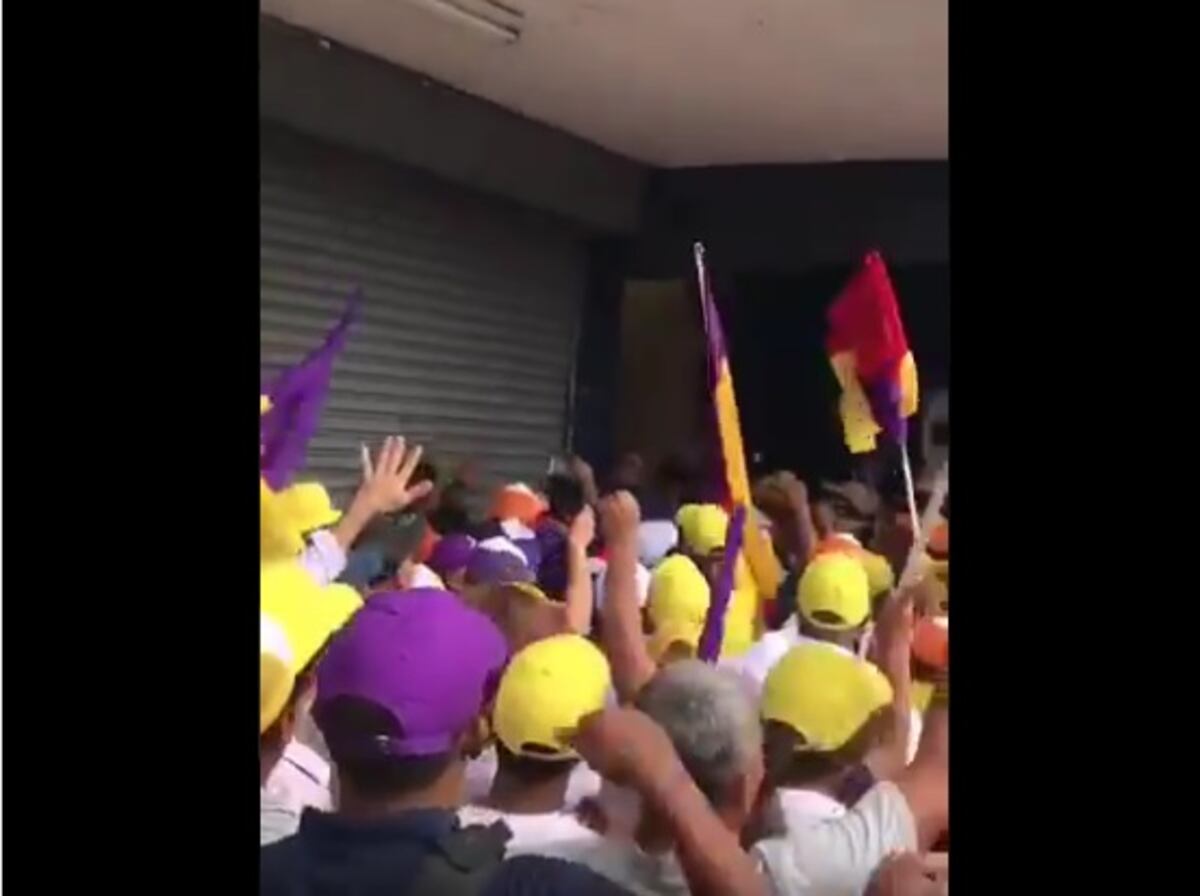 Trifulca. Le pegan a funcionario en protesta del diputado Santana. Circula video