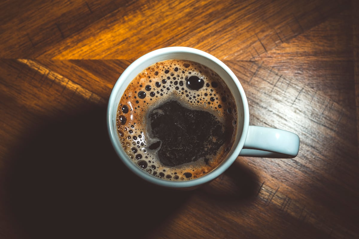 ¿El cafecito diario le hace bien al corazón? La clave podría estar en cuántas tazas tomas