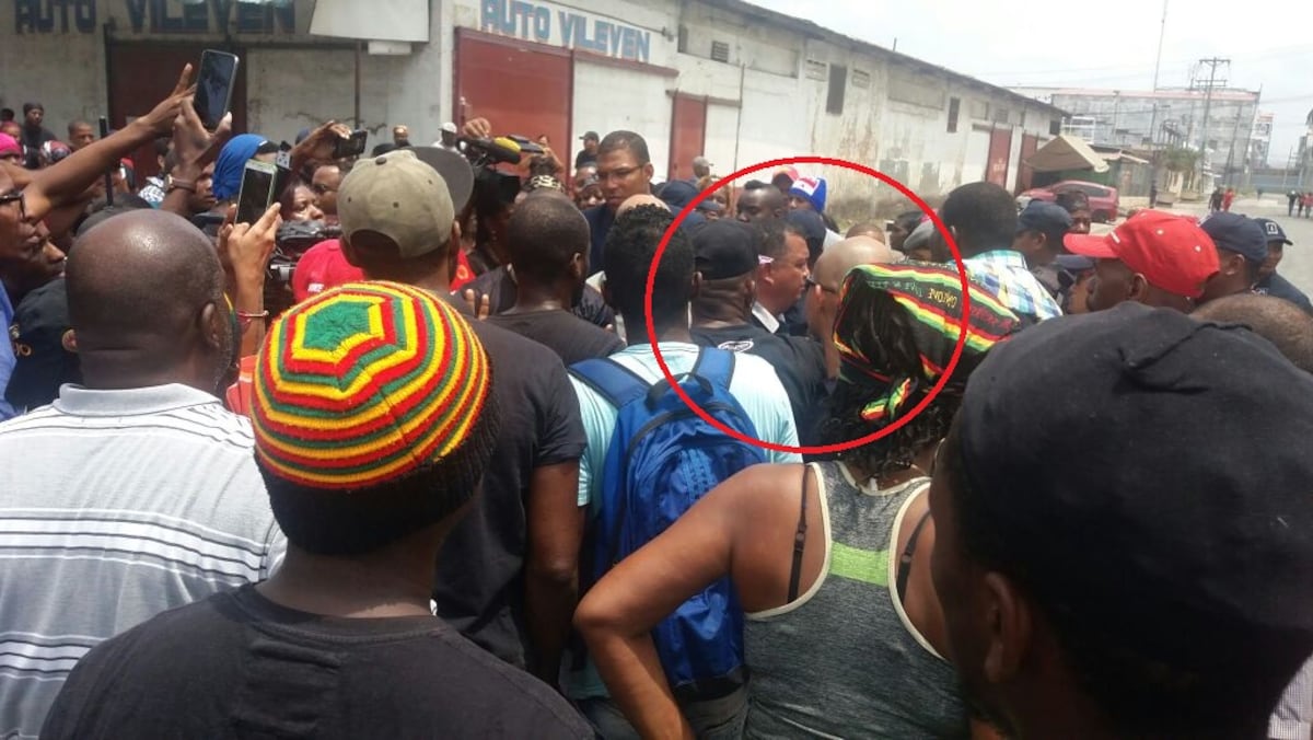 ¡IRRESPETO! Colonenses se fajan con el director de la Policía y lo agreden