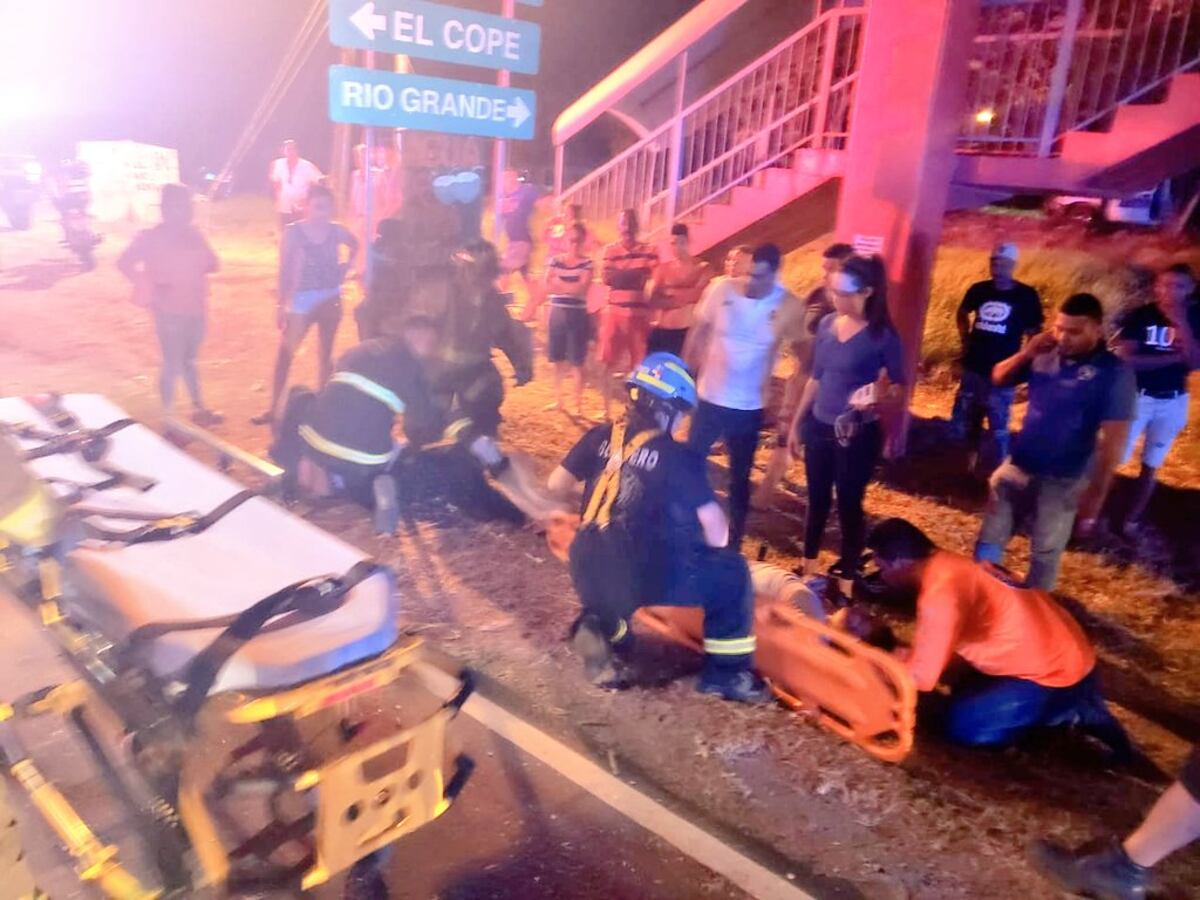 Bus de transporte de Las Tablas se estrella con auto sedán. Hay heridos. Video