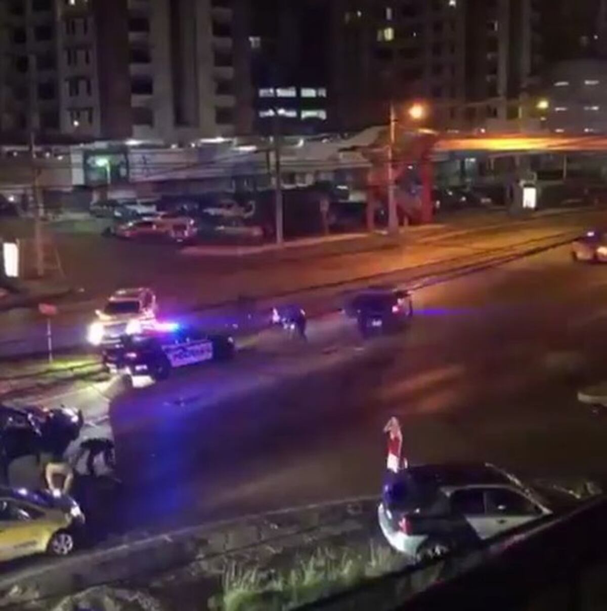 ¡De película! Persecución en la Tumba Muerto. Capturan a 2. Policía grave. Video